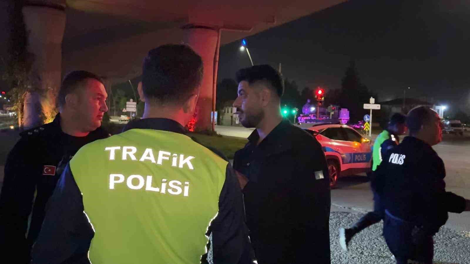 Polisin 'Dur' İhtarına Uymayan Alkollü Sürücü Kaza Yaptı: 2 Yaralı