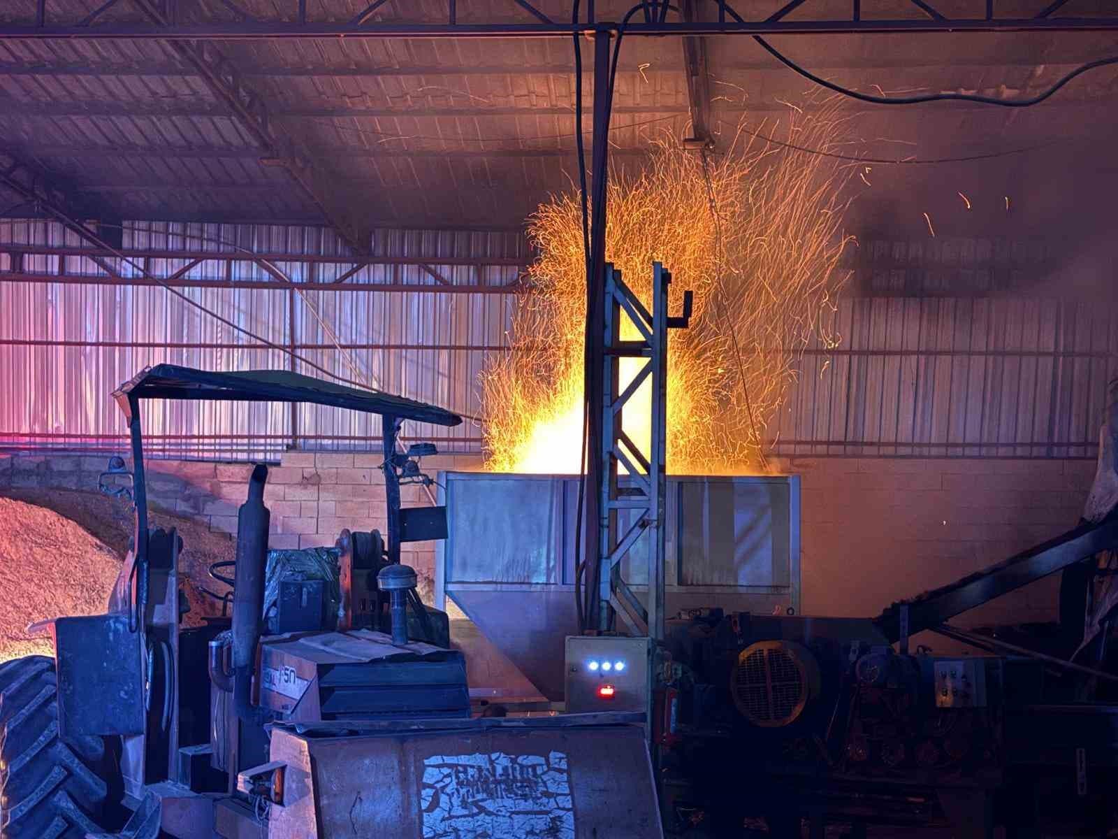 Kayseri'deki Kereste Fabrikasında Çıkan Yangın Büyümeden Söndürüldü