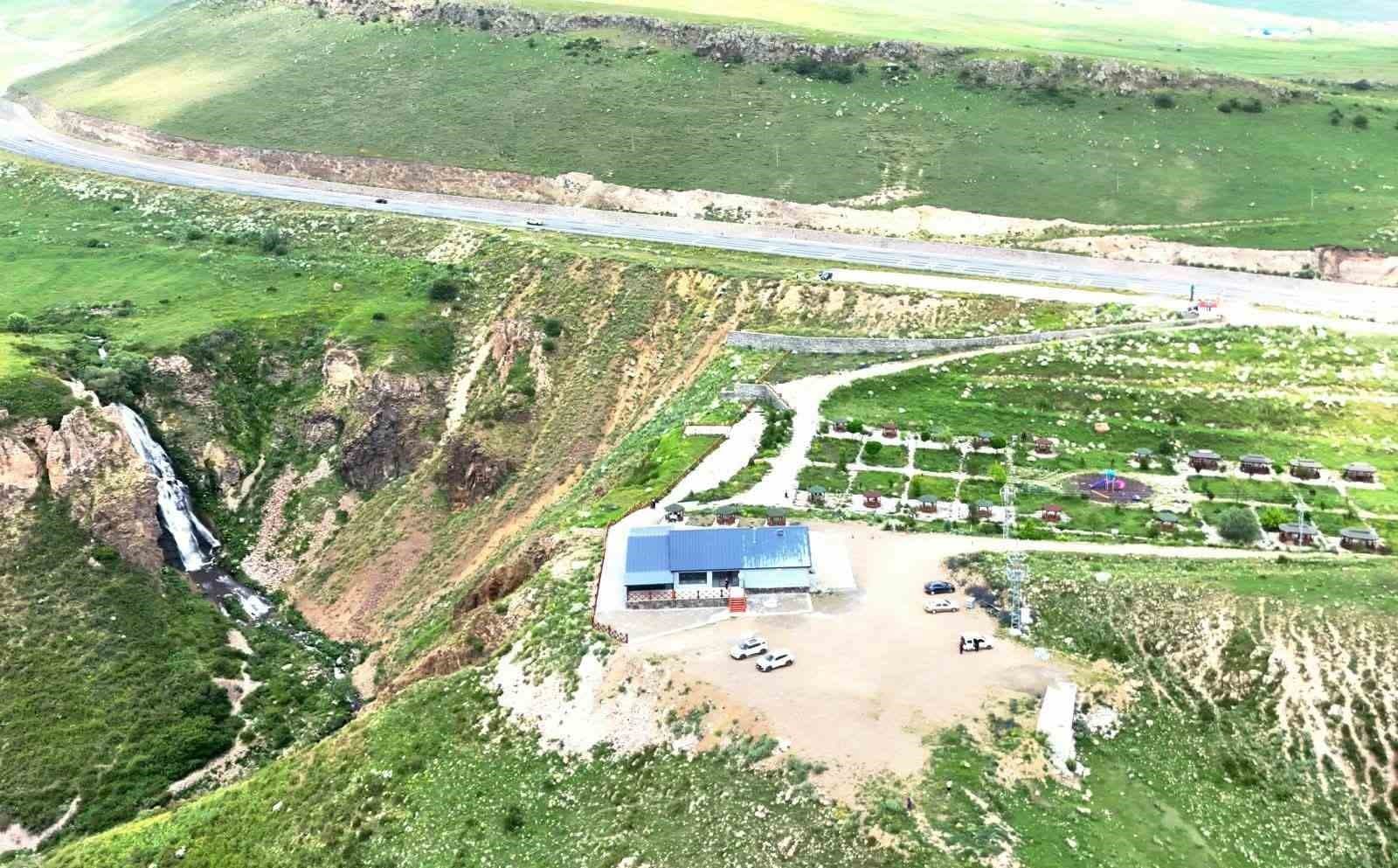Vali Ziya Polat, Susuz Şelalesi'nde Piknik Yapan Vatandaşlarla Buluştu