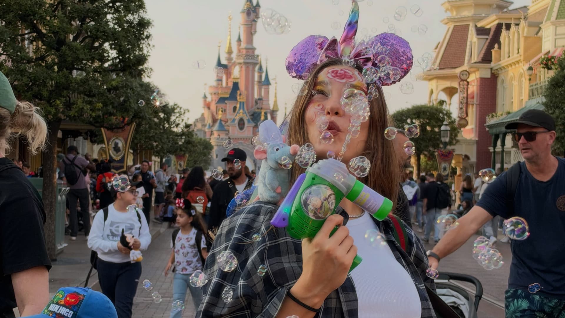 Serenay Sarıkaya Paris'te Çocuklar Gibi Eğlendi
