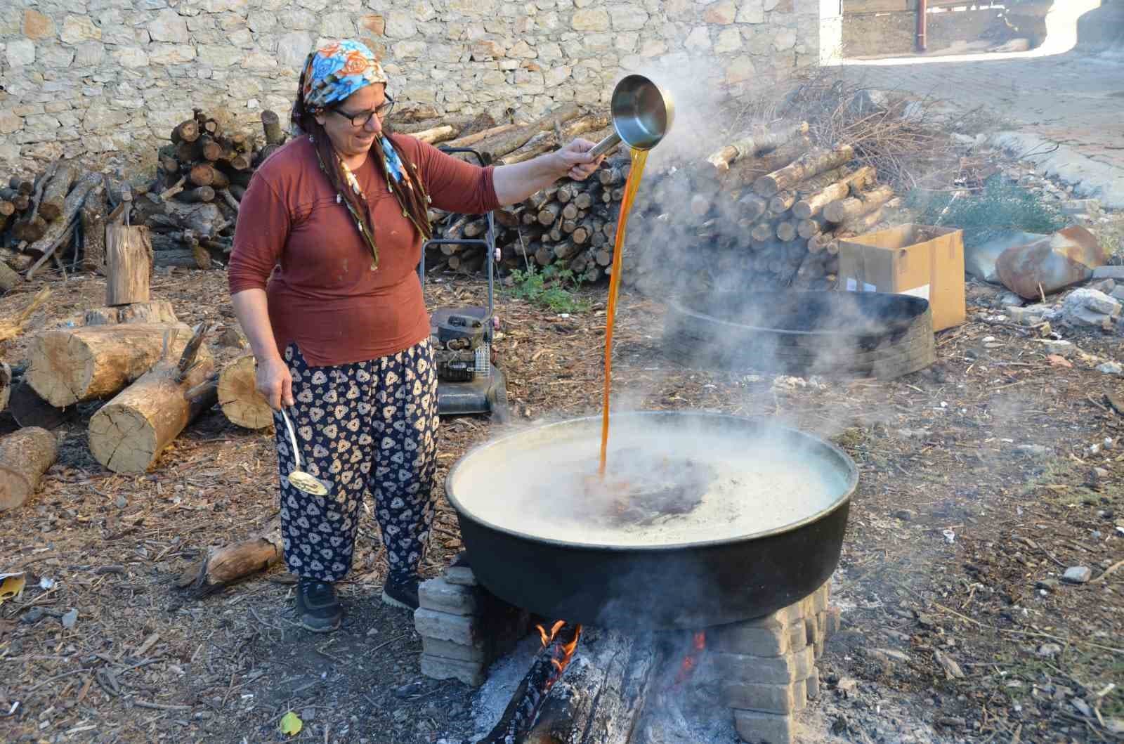 Toroslar'da Asırlık Bağların Üzümleri Geleneksel Pekmeze Dönüşüyor