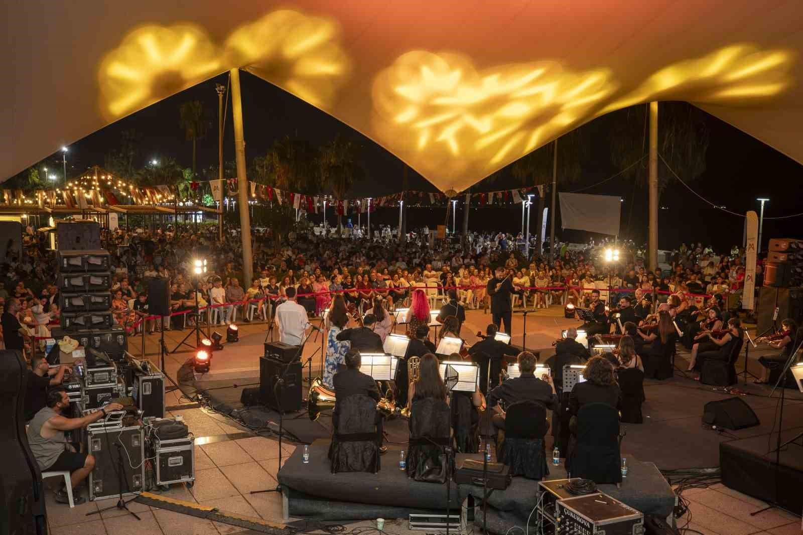 Mersin Kent Orkestrası yeni sanat sezonunu yakamoz eşliğinde açtı