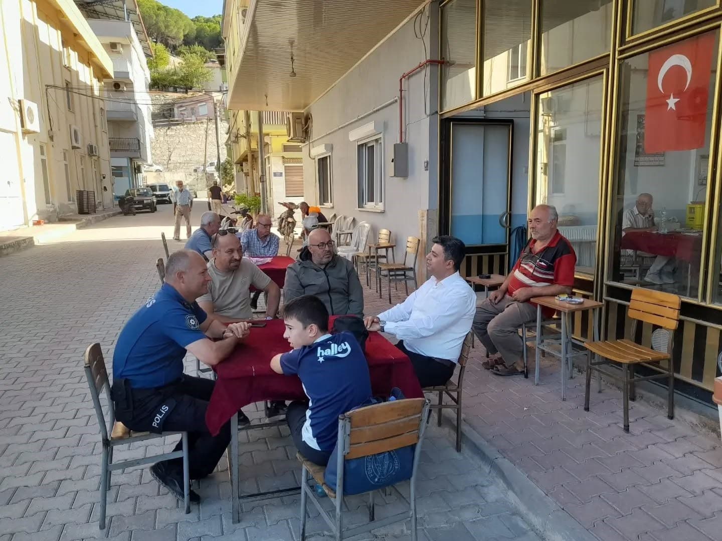 Aniden yola çıkan çocuğa motosiklet çarptı: Kaza anı kamerada