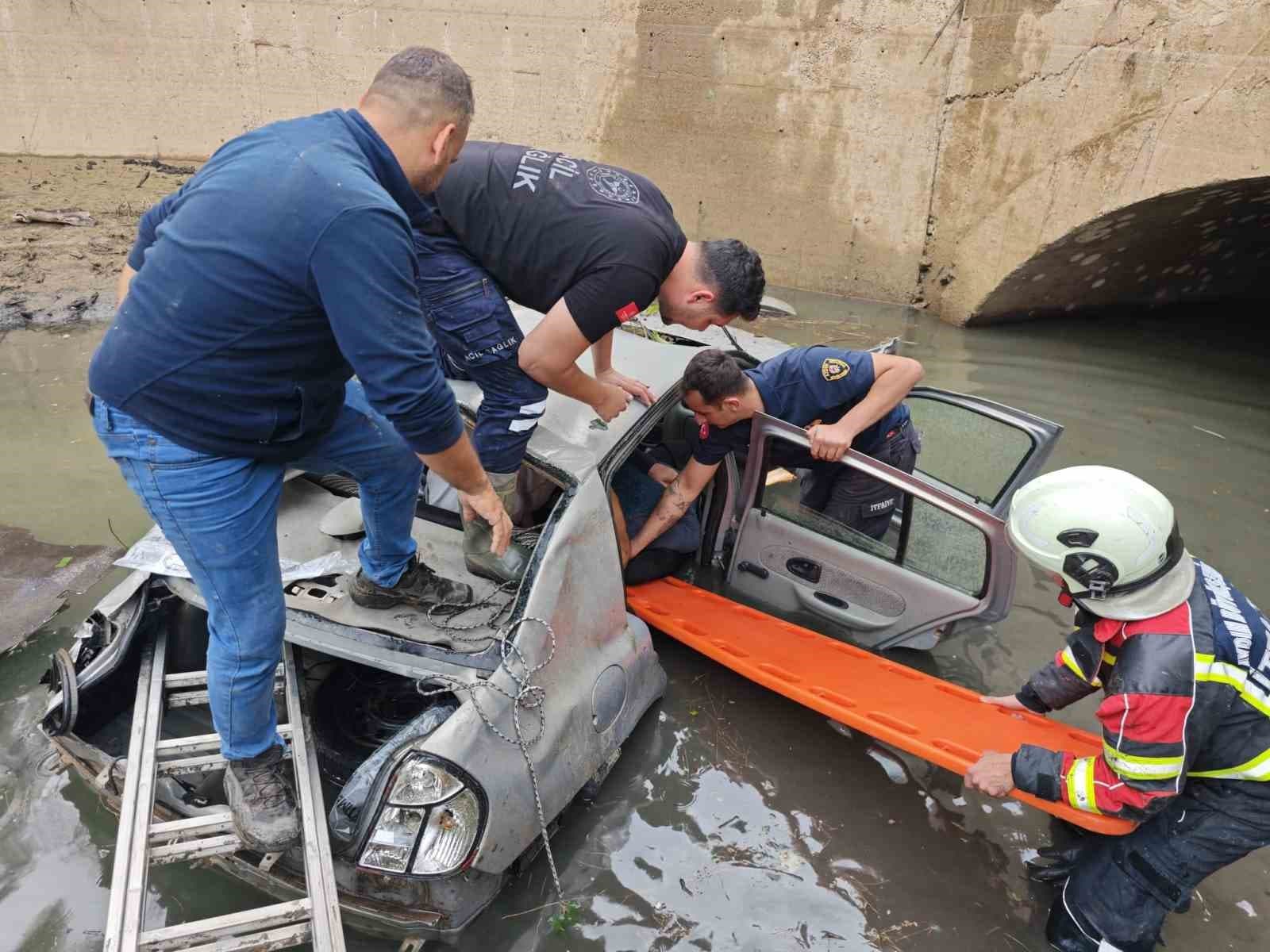 Karacasu’da otomobil kanala uçtu