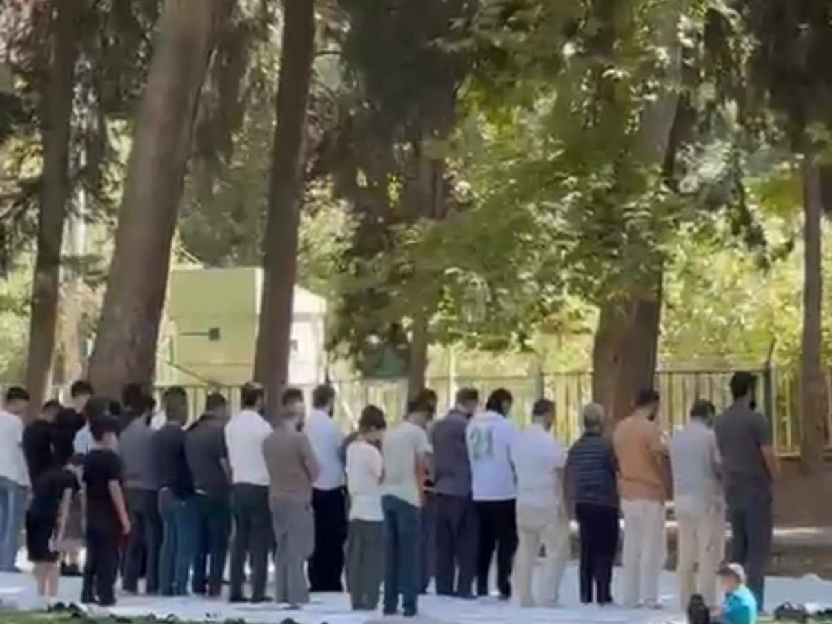 Nusaybin’de piknik yapan vatandaşlar namaz için birlikte saf tuttu