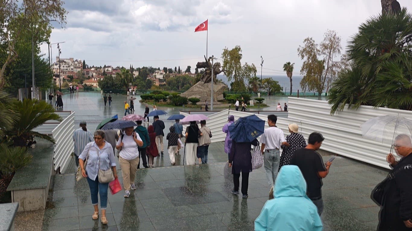 Cumhuriyet Meydanı’nda şemsiyeler açıldı, turistler yağmura rağmen gezilerini sürdürdü