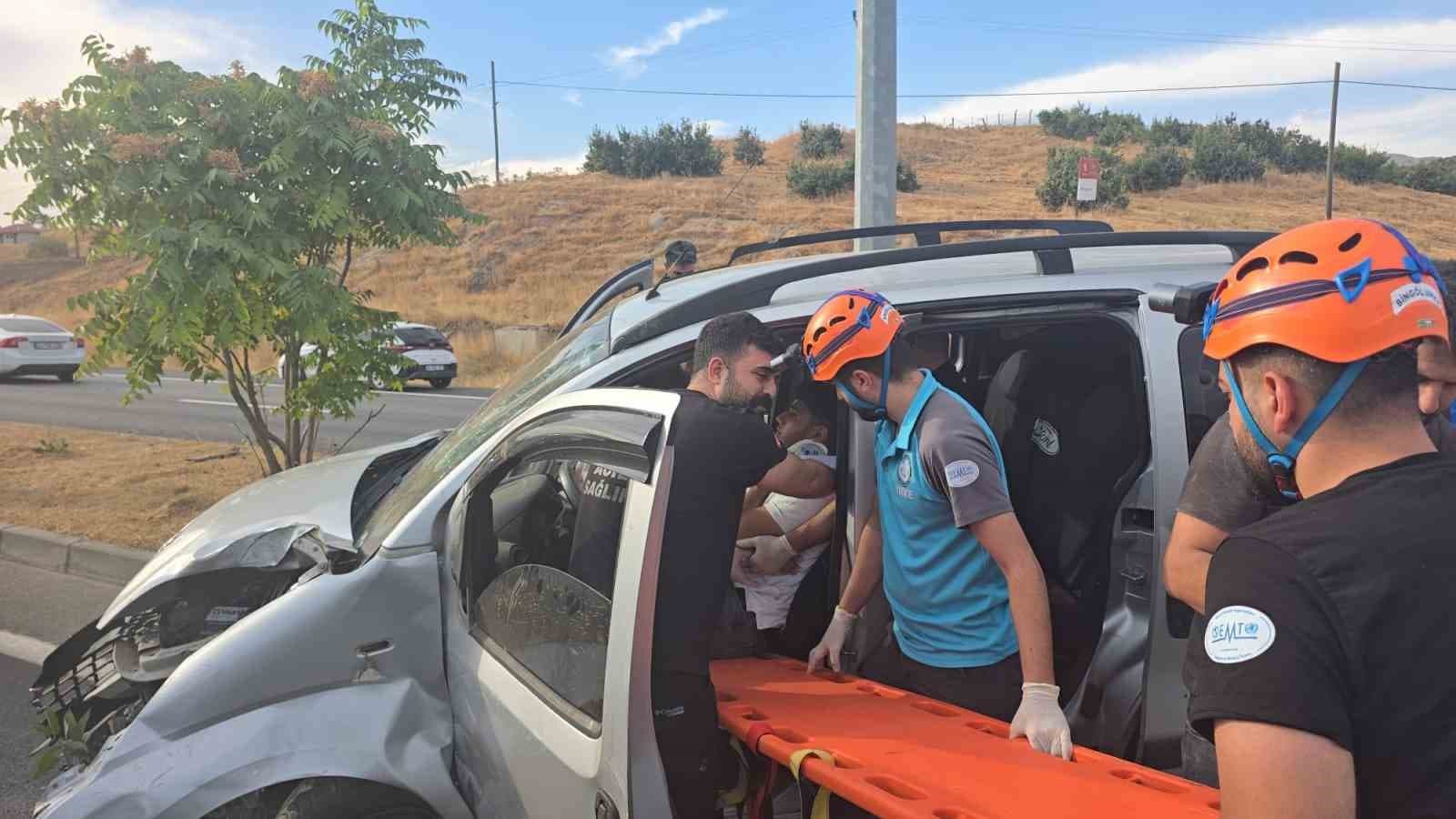 Bingöl’de hafif ticari araç aydınlatma direğine çarptı: 1 yaralı