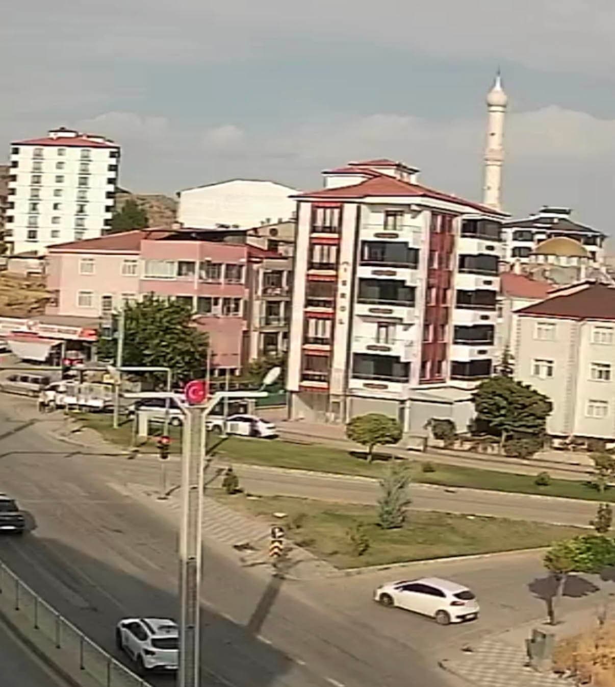 El freni çekilmeden bırakılan otomobil cadde boyu ilerleyip tarlaya uçtu