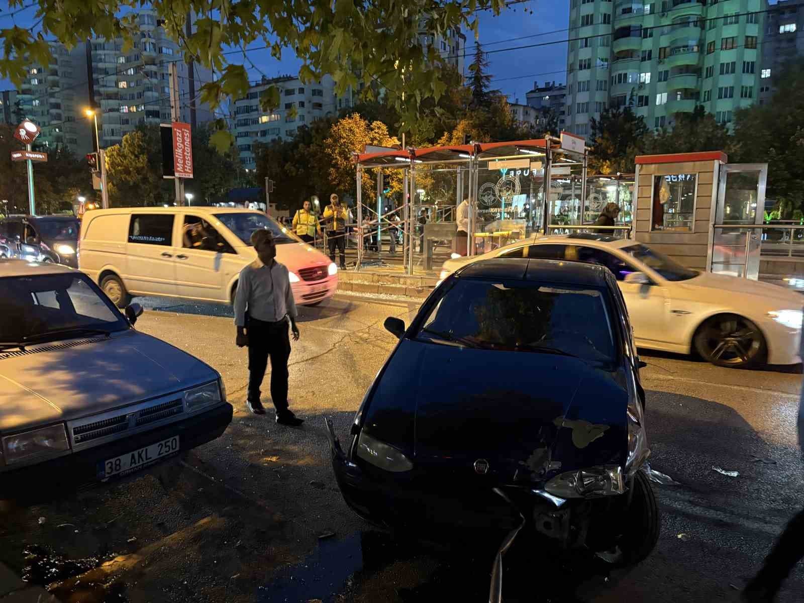 Kayseri’de otomobil tramvay durağına çarptı: 1 yaralı