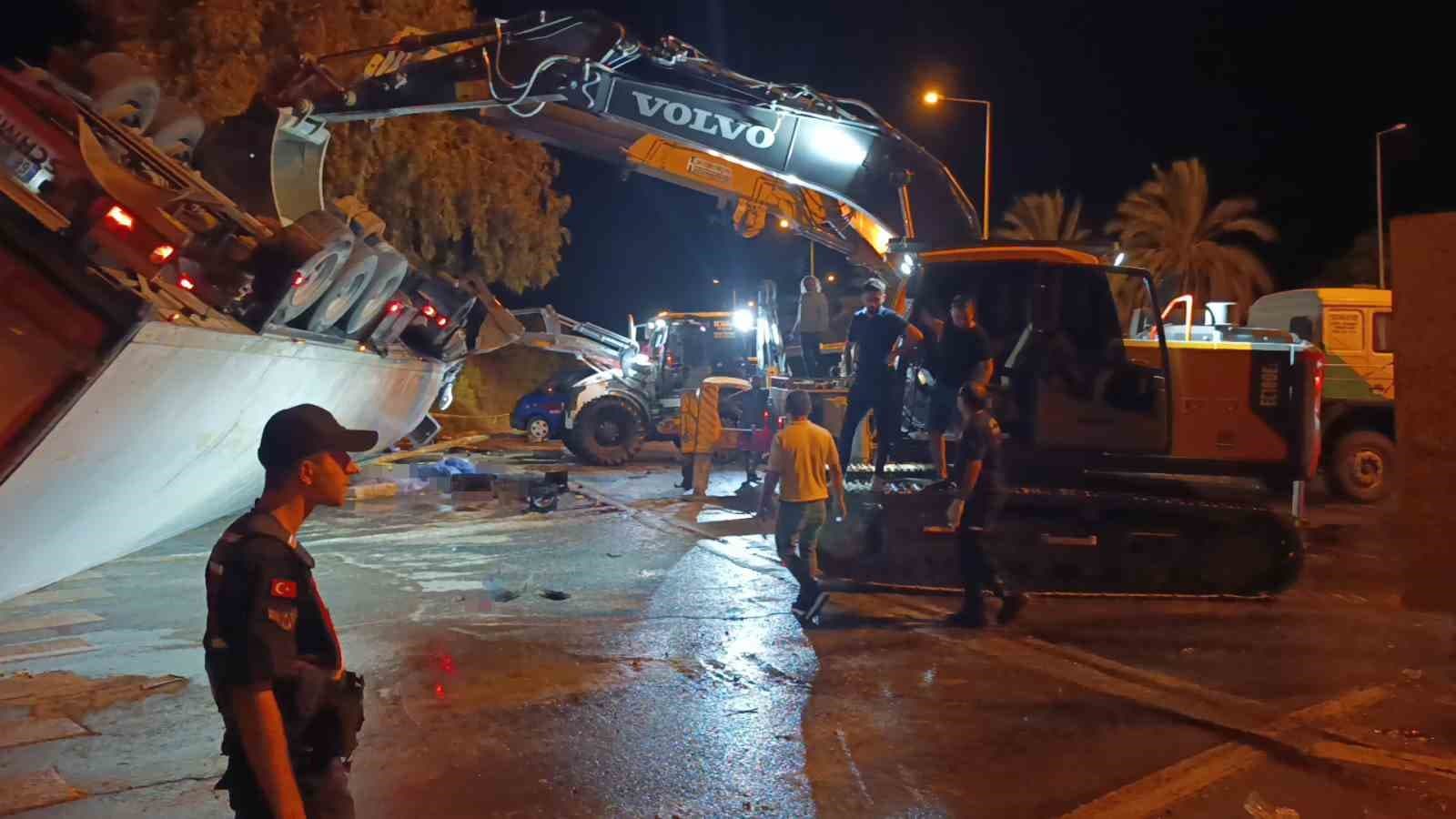 Antalya’da tır devrildi: Durakta bekleyen 2 kişi hayatını kaybetti