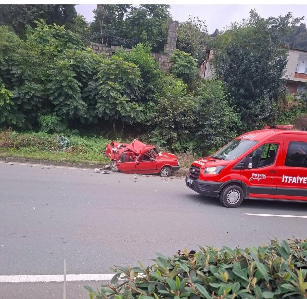 Rize’de tır arızalanan otomobile çarptı: 1’i ağır 2 yaralı