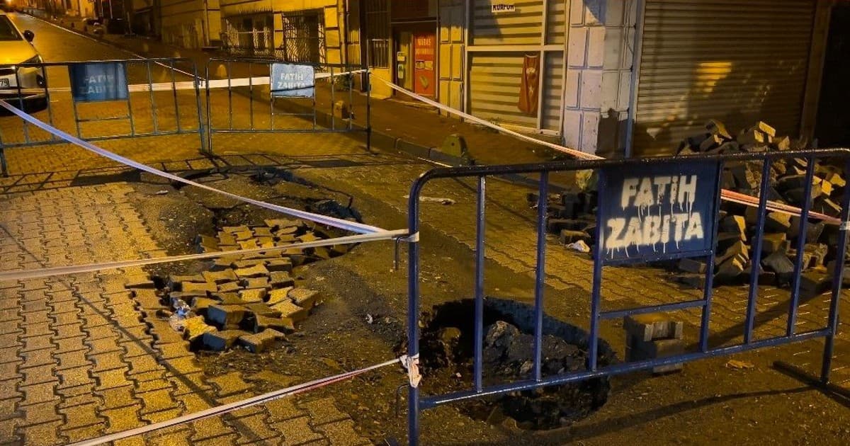 Fatih’te yağmur sonrası yol çöktü: Kamyon ve otomobil çukura girdi