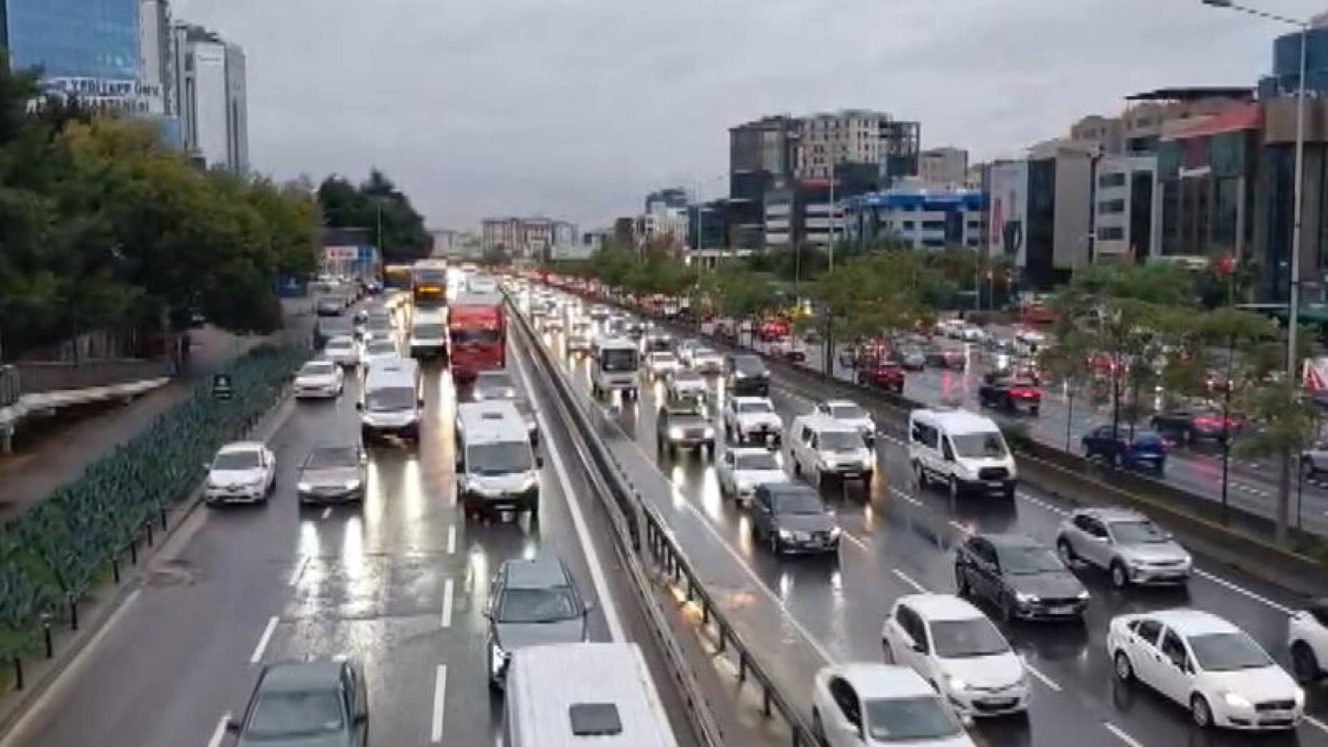 Sağanak trafiği kilitledi!