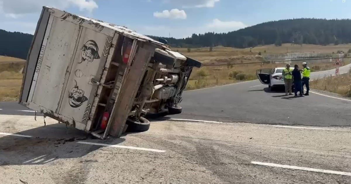 Sarıkamış’ta hayvan yüklü kamyonet devrildi: 3 büyükbaş telef oldu