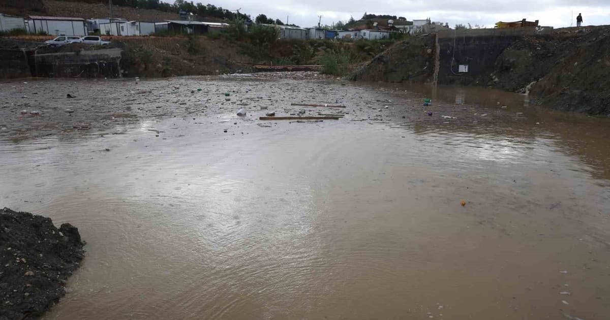 Aşırı yağışla birlikte derelerin debisi artarken, göle dönen yollar sürücüleri zorladı