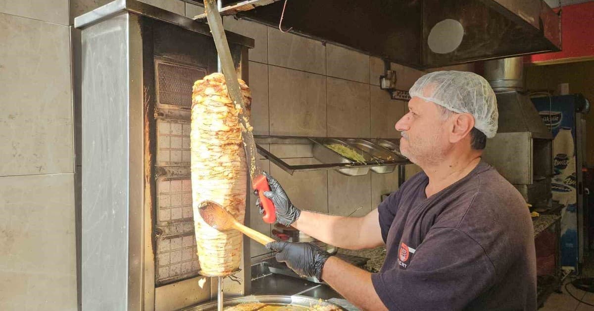 Hatay’da genç girişimci 100 TL’ye döner satıp askıya yemek koyuyor