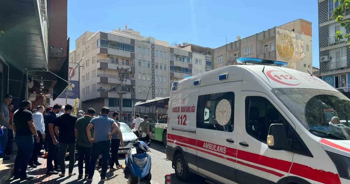 Batman’da belediye otobüsü ile motosiklet çarpıştı: 1 yaralı