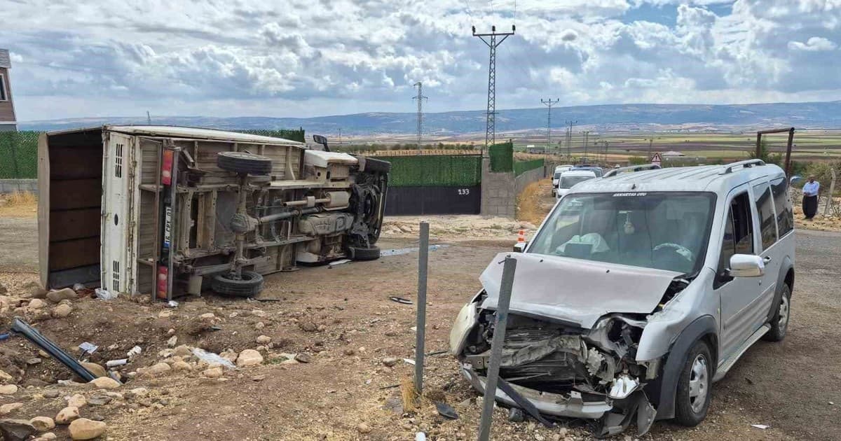Gaziantep’te hafif ticari araç ile kamyonet çarpıştı: 5 yaralı