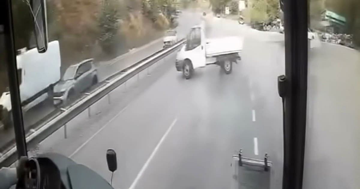 Virajı alamayan kamyonet spin attı: O anlar kamerada