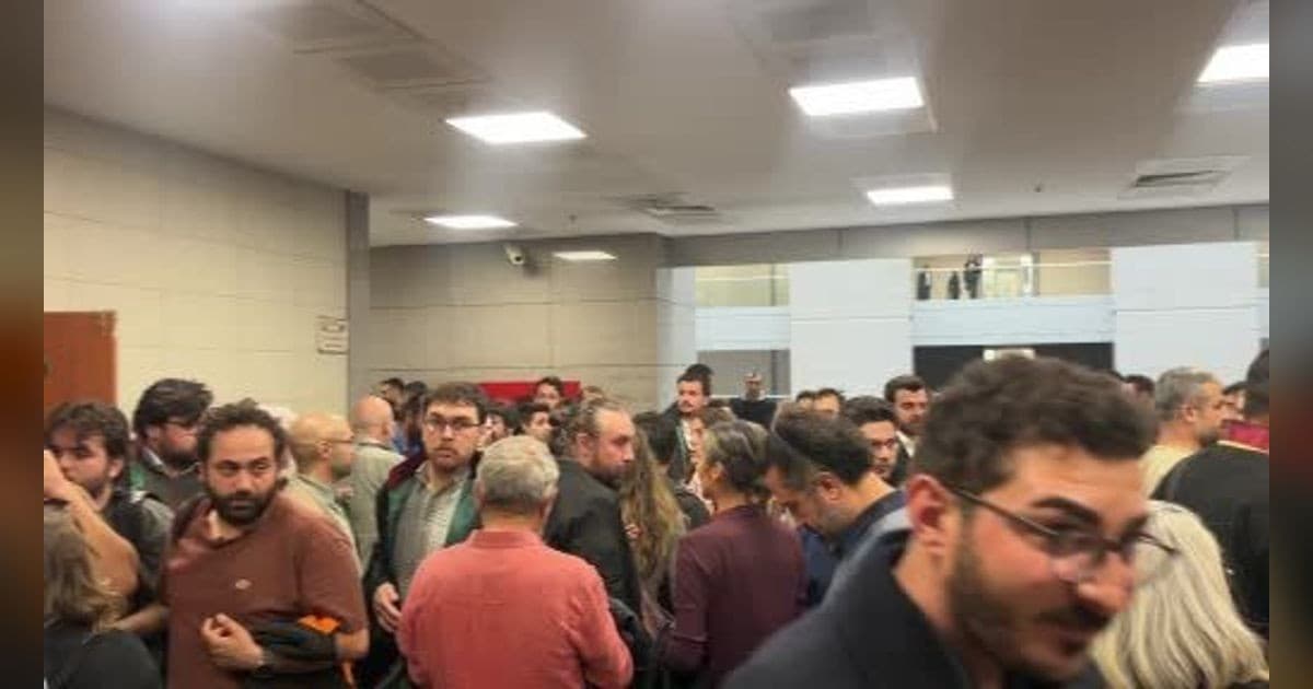 "Cumhurbaşkanına hakaret", "Halkı kin ve düşmanlığa tahrik ve aşağılama" ile "Suçu ve suçluyu övme" suçlarından hakim karşısına çıkan komedyen Deniz Göktaş’ın tahliye edilmesine karar verildi