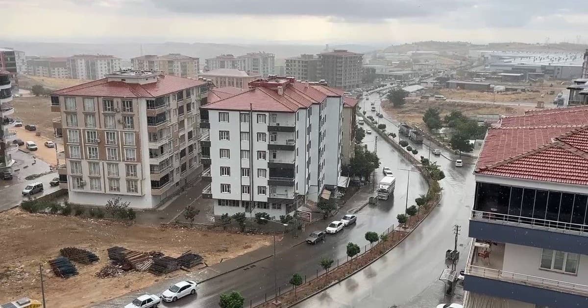 Besni’de sağanak yağış etkili oldu