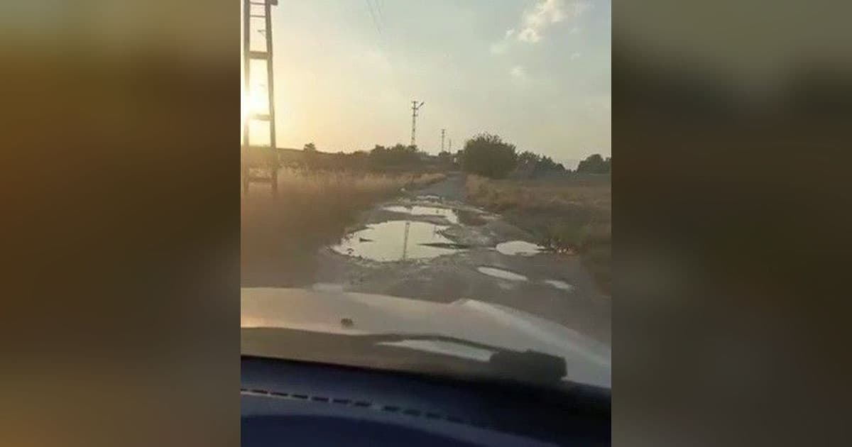 Köy yolundaki çökme ve çukurlar sürücülere zor anlar yaşatıyor