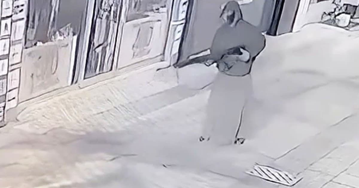 Etek giyip iş yeri kurşunladılar, polis ekiplerinden kaçamadılar