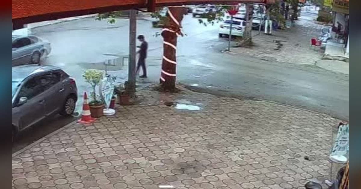 Otomobil ile motosikletin çarpışma anı güvenlik kamerasında