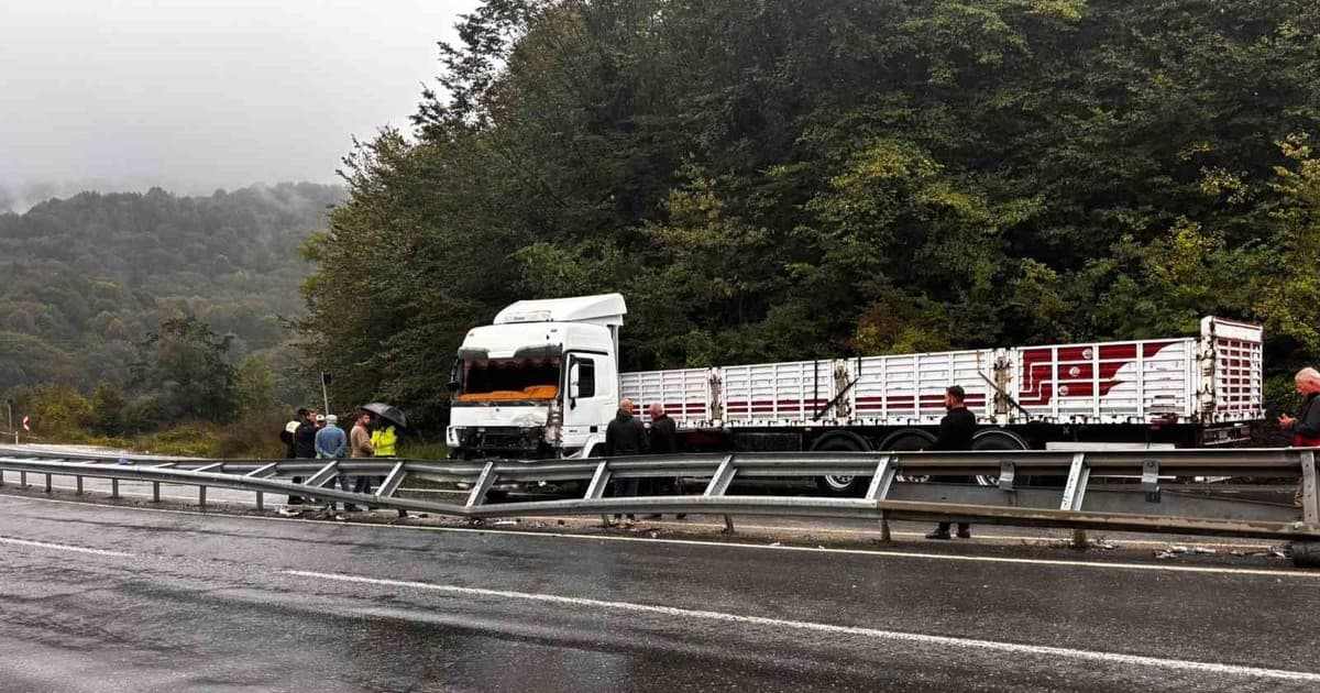 Düzce D-655 karayolunda makaslayan tır yolu trafiğe kapattı