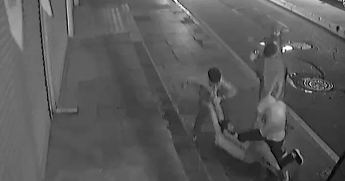 Zeytinburnu’nda abisiyle tartışan adam yeğenlerinin çekiçli sopalı saldırısına uğradı