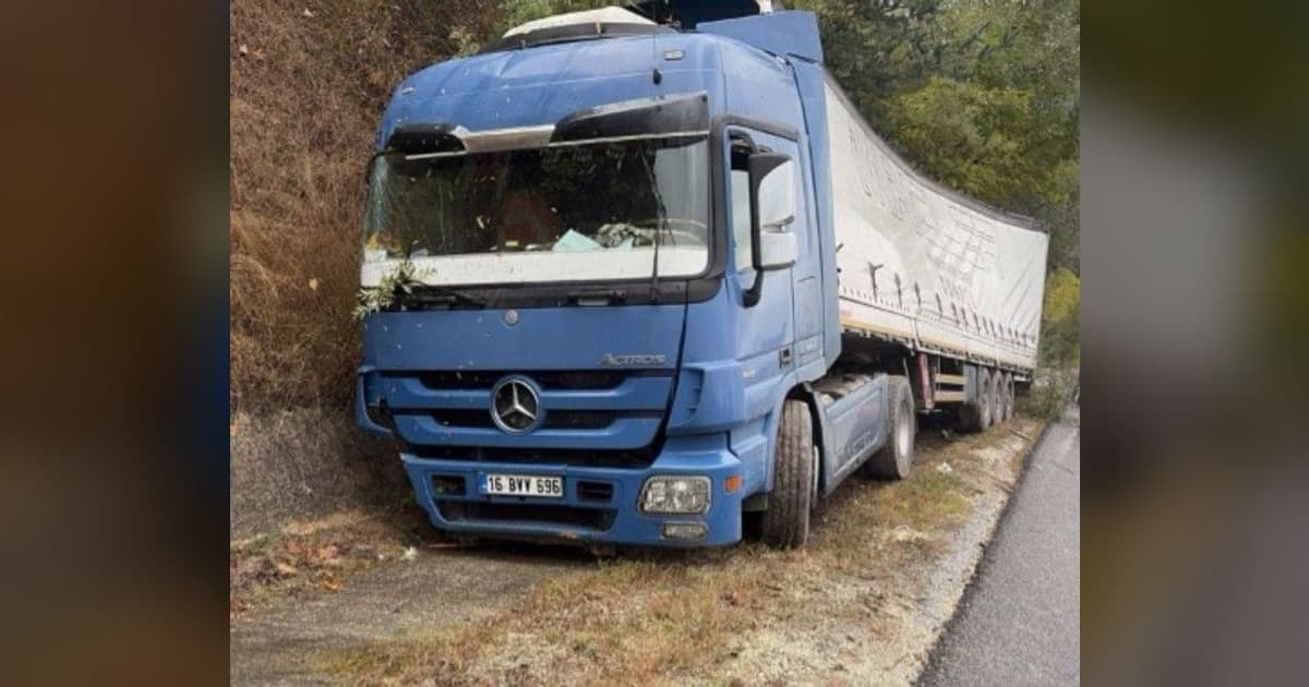 İnegöl’de şeker yüklü tır yağmur suyu kanalına uçtu