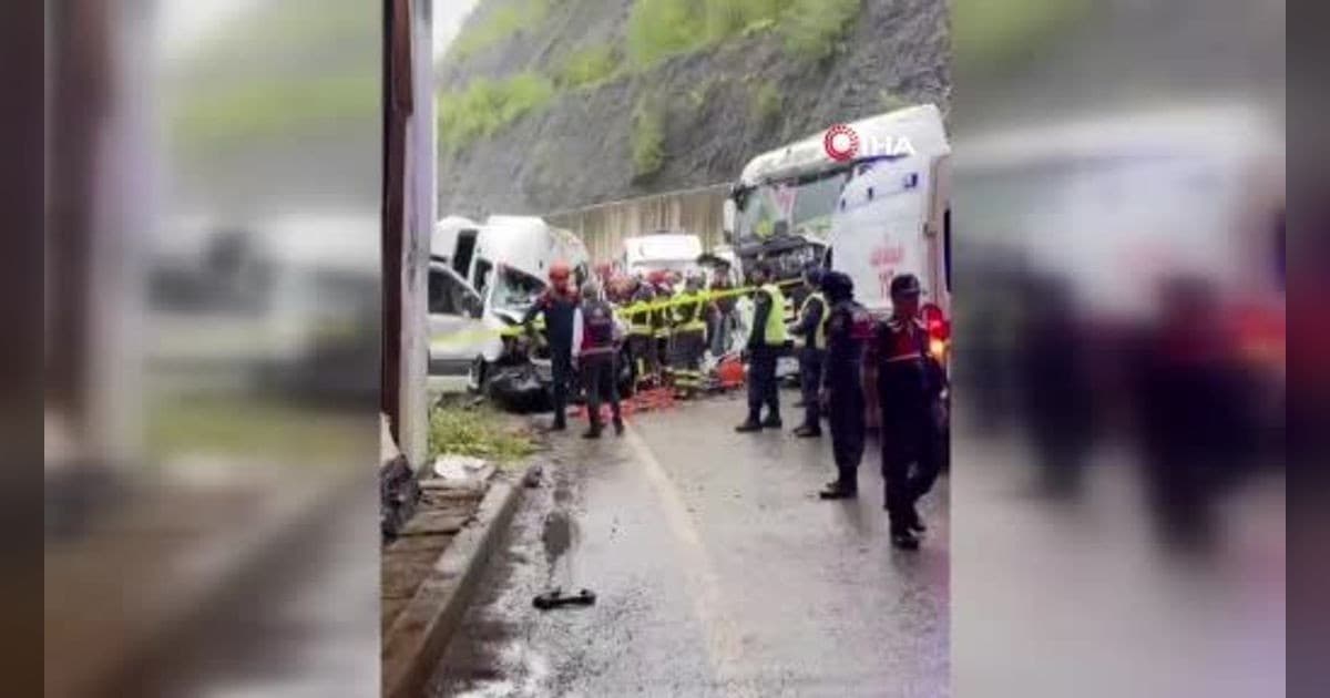 Bartın-Karabük yolunda tır ile minibüs çarpıştı: 1 ölü, 11 yaralı