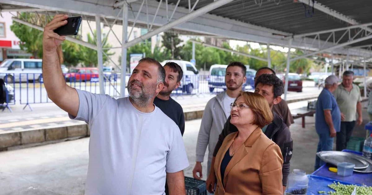 Başkan Gençay, zeytin pazarında üreticilerle buluştu