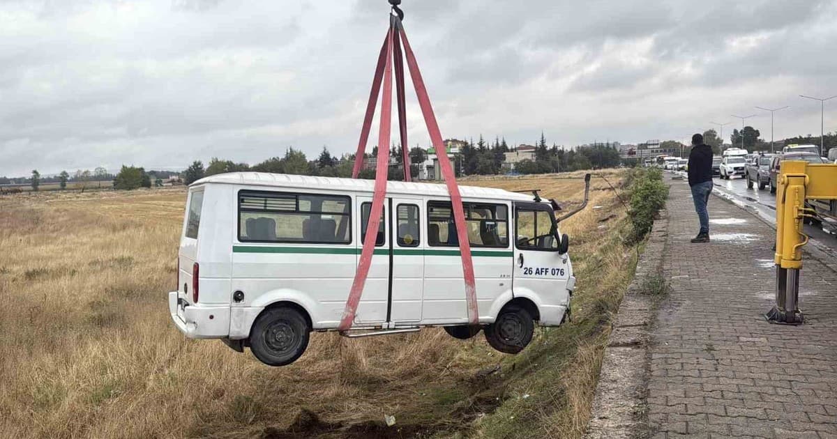Kazaya karışan minibüs tarlaya uçtu, 1 kişi yaralandı