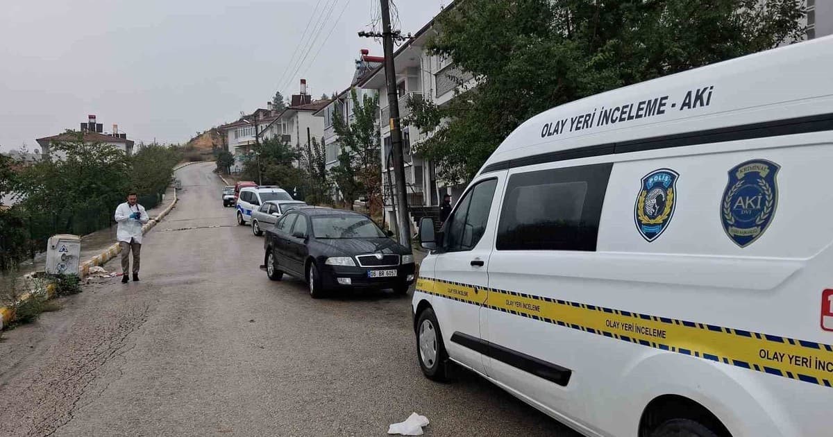 Otomobilinden indikten sonra yere düşen şahıs hayatını kaybetti