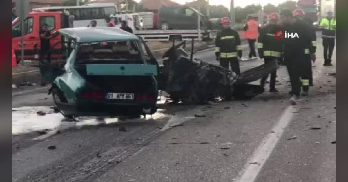 Hafif ticari aracın çarptığı Tofaş otomobil ikiye bölündü: 2 yaralı
