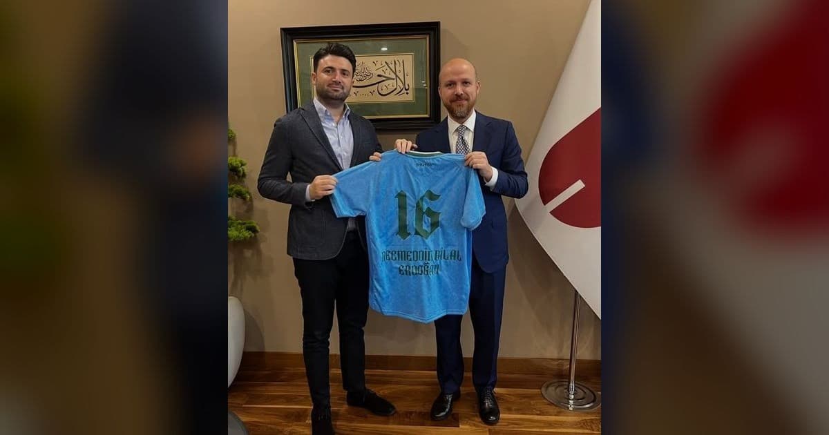 Bursaspor Başkanı Çelik’ten Bilal Erdoğan’a özel forma