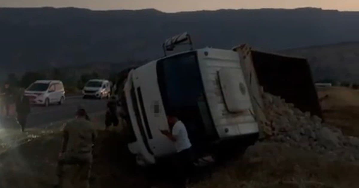 Hakkari’de freni boşalan kamyonet devrildi: 1 yaralı