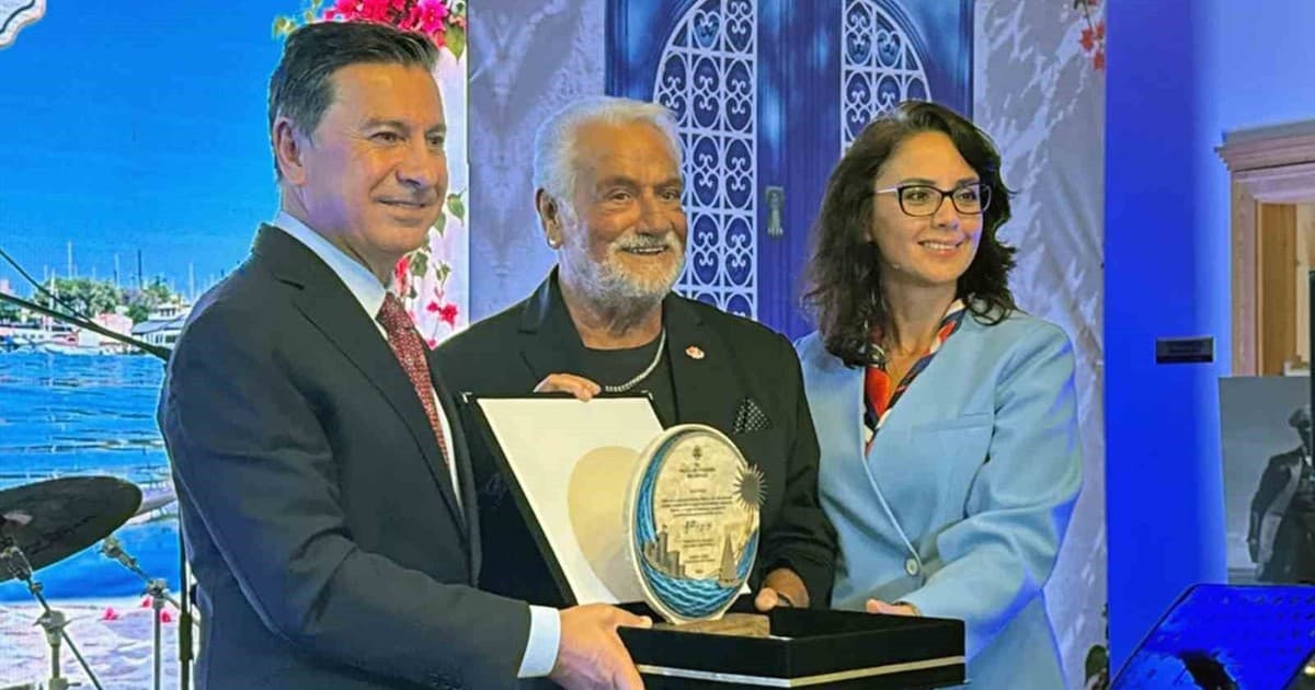 Fedon’a Muğla Büyükşehir ve Bodrum Belediyesinden fahri turizm elçiliği beratı ve plaketi