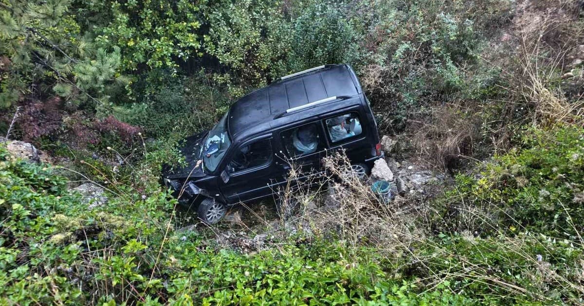 Yağış nedeniyle kontrolden çıkan hafif ticari araç şarampole uçtu: 1 yaralı