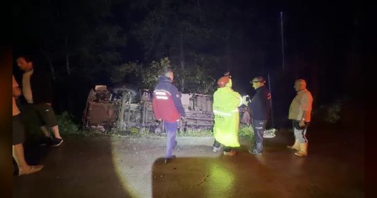 Artvin’de kamyon dere yatağına devrildi: 1 yaralı