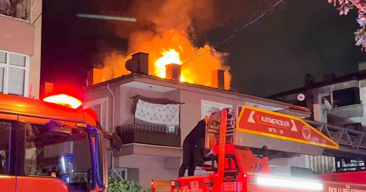 Bolu’da 3 katlı evin çatısı alev alev yandı: Mahalleli sokağa döküldü