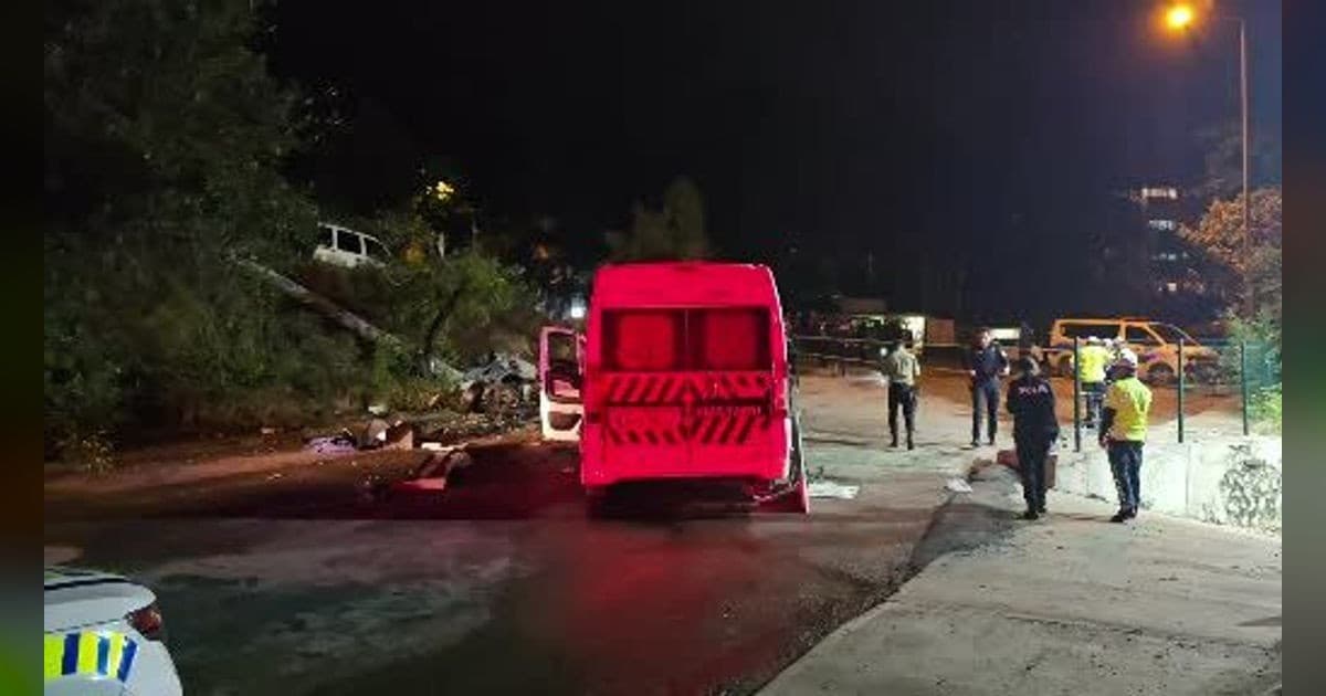 Karabük’te işçi servisi elektrik direğine çarptı: 6 yaralı