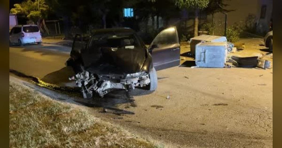 Edirne’de otomobil, park halindeki araca ve konteynerlere çarptı