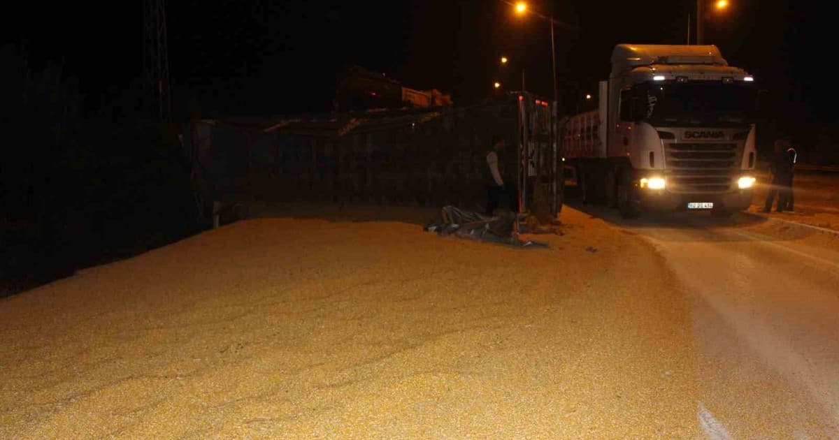 Su şişesi kazaya neden oldu: Tır devrildi, 25 ton mısır yola saçıldı