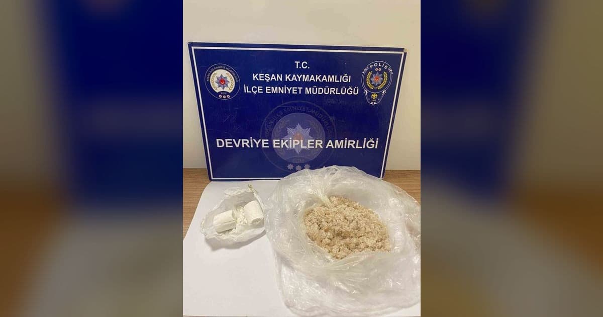 Keşan’da polisin durdurduğu bir ticari taksiden 157,61 gram uyuşturucu ele geçirildi