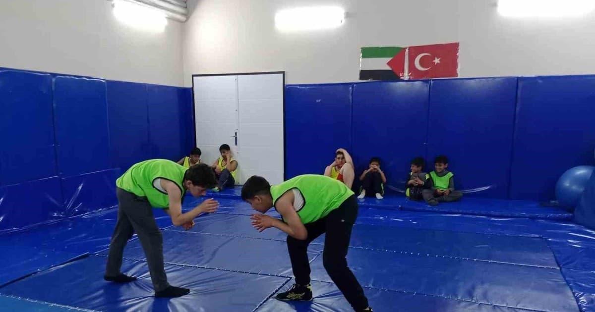 Hasköy’de genç güreşçiler minderde ter döküyor