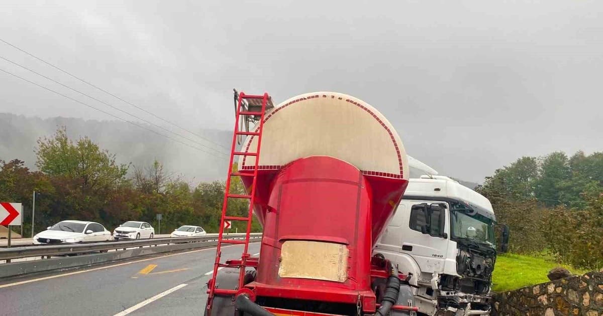 Kayganlaşan yolda tır makasladı: 1 yaralı