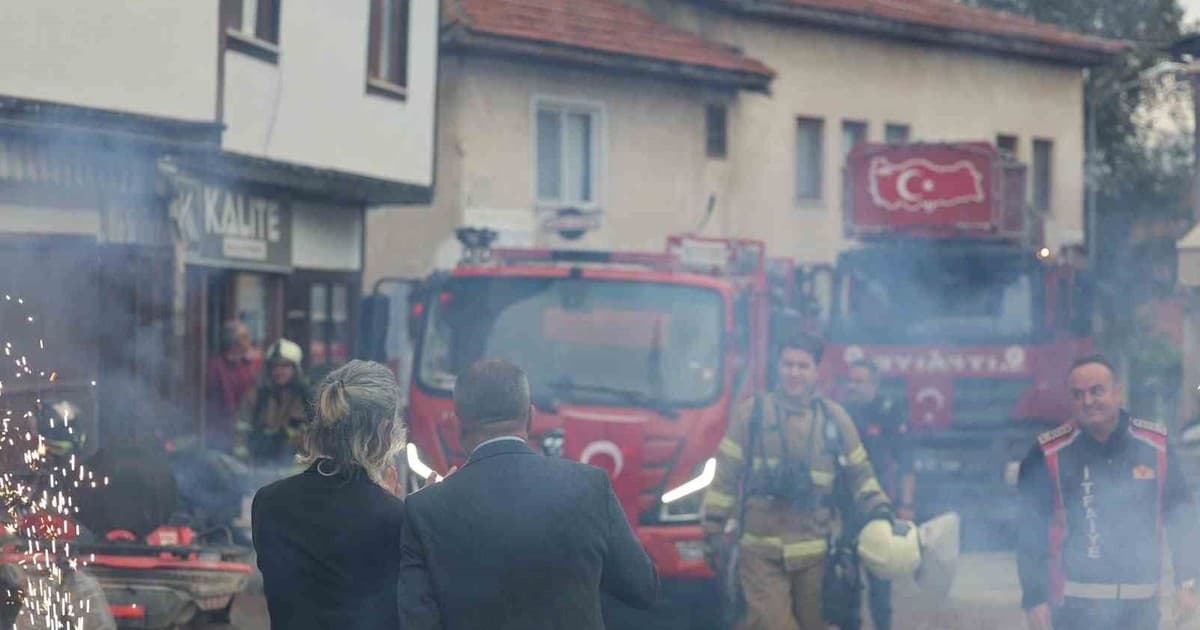 İtfaiyeciler yangın beklerken kutlamayla karşılaştı