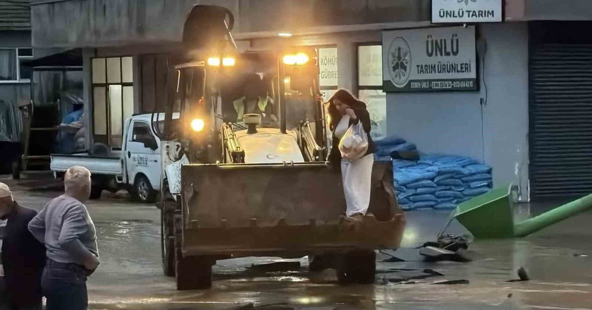 Selin esir aldığı mahallede ulaşım kepçe ve traktörlerle sağlanıyor